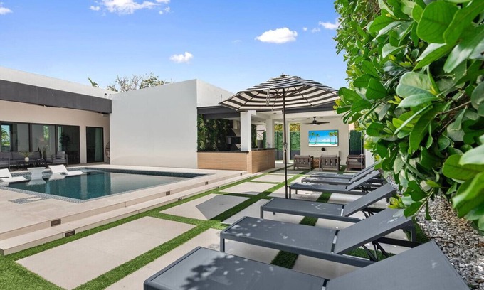 Olympia Heights House | Gated Villa | Pool/Spa, Bball & Ping Pong