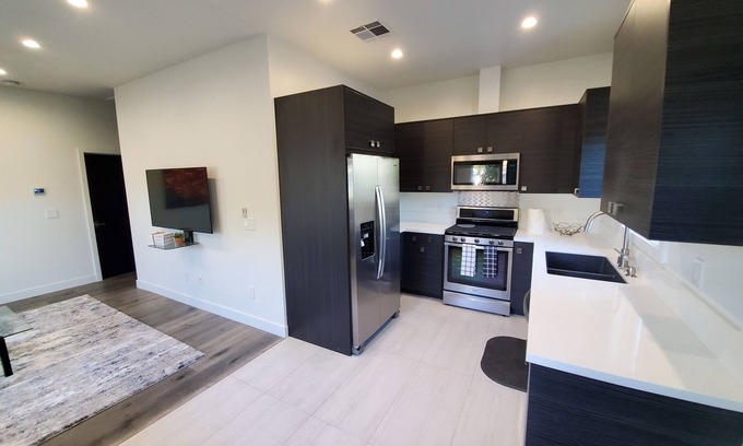 Reseda Apartment | Gated1BD/1BTH Unit/Queen Bed/Queen Sofa Bed/Parking/EV Charger