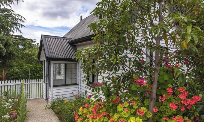 New Town Cottage | Gatehouse on Stoke is a fully modernised cosy and inviting Heritage cottage.