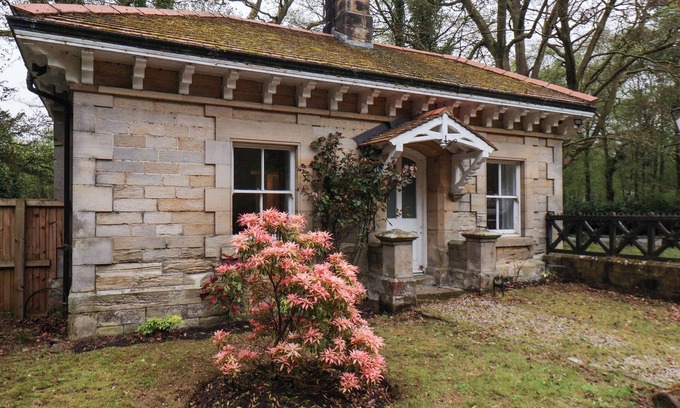 Easington Cottage | GATEKEEPERS, pet friendly, with hot tub in Easington