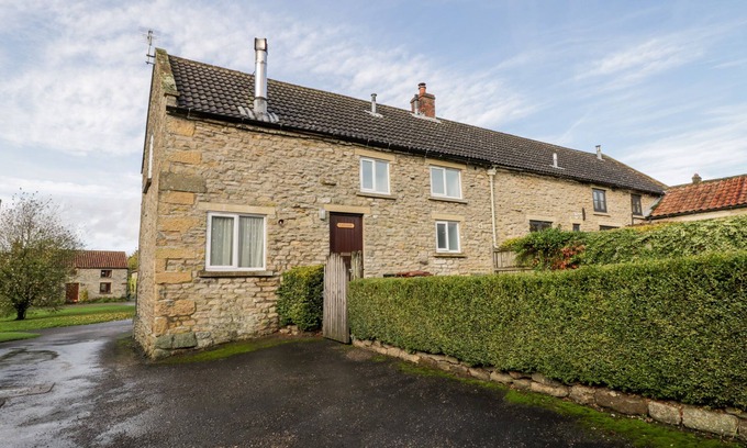 Newton-on-Rawcliffe Cottage | GATESIDE, character holiday cottage, with open fire in Pickering