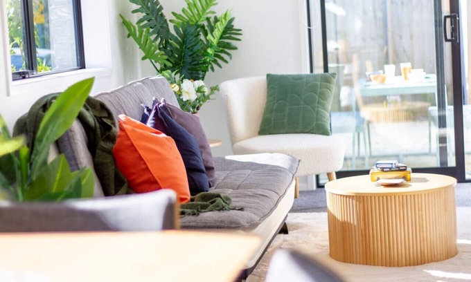 Riccarton House | Gateway to Hagley Park - 2 Bed w/Carpark