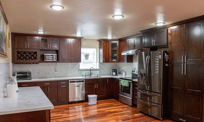 Dunlap House | Gateway to SEA! 5BED/3BA Home