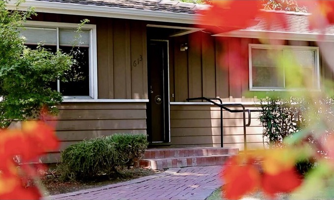 Visalia House | Gateway to the Sierras