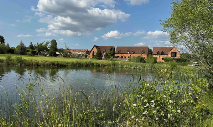 Bedford Cottage | Gather, Celebrate, and Soak in the Views at Ollie’s Lodge sleeping 8.