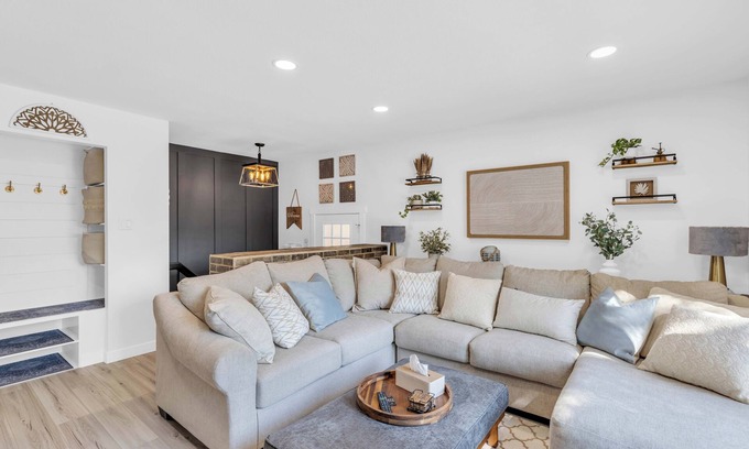 Saskatoon House | Gather in Saskatoon - Hot Tub 85" TV, Deck, Bbq, Trampoline, Games Room, 5Bdrm