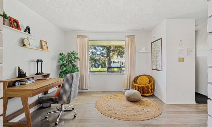 Forest Lawn House | Gather & Stay- whole house, full kitchens, free parking, cozy, 6BR, sleeps 16