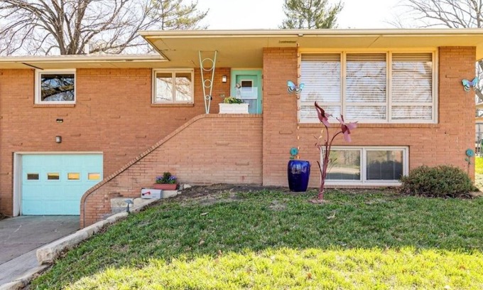 Lincoln House | Gathering Place near Medical facilities, Golf, Easily located