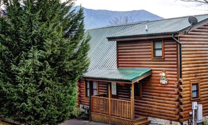 Black Bear Falls Cabin | Gatlin Lodge 3 Miles to Downtown Gatlinburg