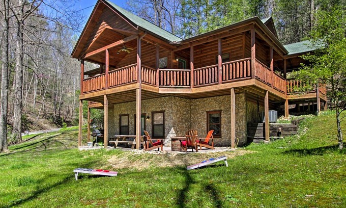 Gatlinburg - Pigeon Forge House | Gatlinburg High End Cabin: Hot Tub, Pool Table, and More!