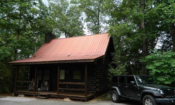 Pittman Center Cabin | Gatlinburg Log Cabin for Honeymooners or Just A Well Deserved Getaway