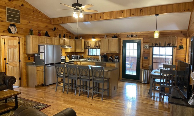 Gatlinburg Cabin | GatlinburgCabin-EasyAccess-1 Mile to RockyTop-Minutes to Downtown-2 MasterSuites