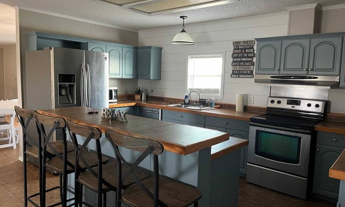 Chauvin House | Gator Den - Camp on the water with an amazing view!