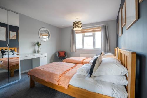 Horley House | Gatwick Place - 4 bed 2 bath self contained house with private garden