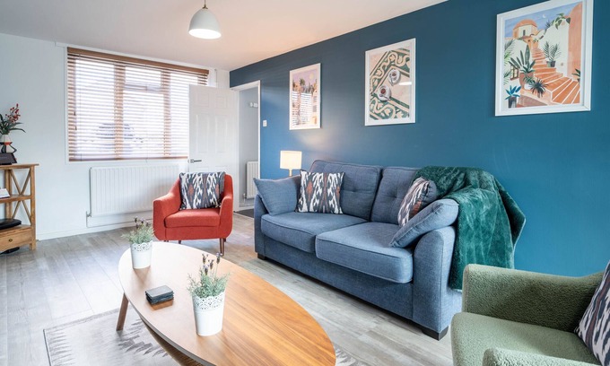 Horley House | Gatwick Place | 4BR House | Large Driveway