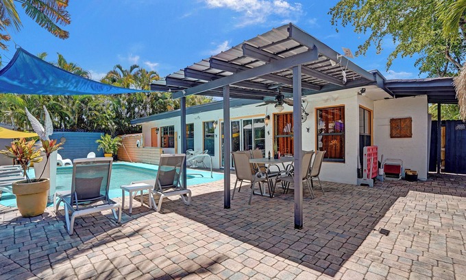 Coral Heights House | GAY guesthouse-heated Poolside Pleasure- GAY MENS- clothing opt-2miles to Wilton