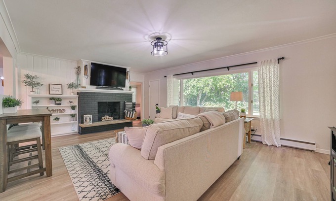 Gaylord House | Gaylord Family Home: Walk to Shops & Restaurants!