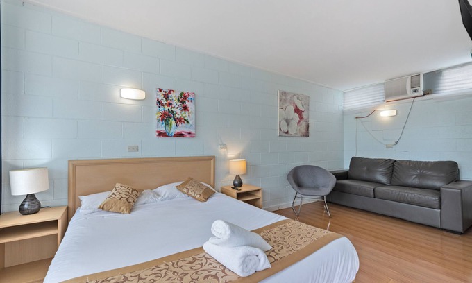 Strathmerton Hotel | Gazebo Motor Inn - Clean Motel Room near Murray River, Private Bathroom