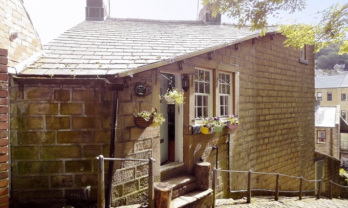 Wadsworth Cottage | 3 bedroom accommodation in Hebden Bridge Birkenhead Cottage