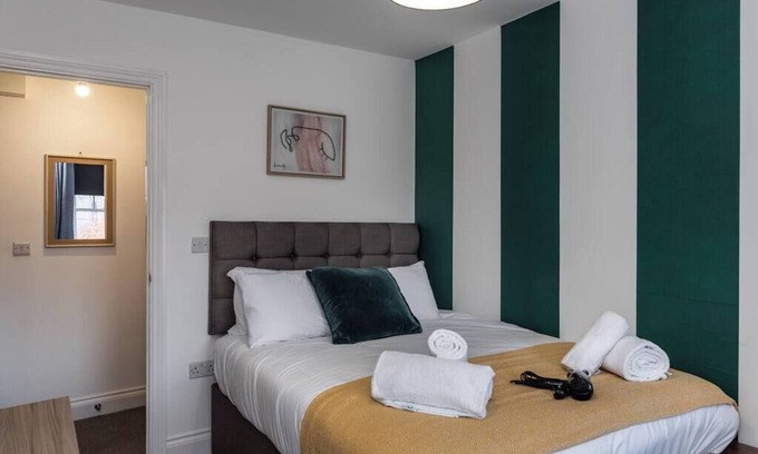 Neath Apartment | Fully Equipped Kitchen, Double room