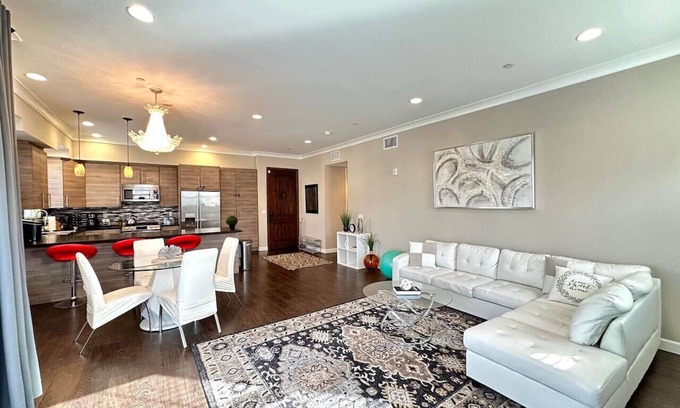 Glendale Condo | GD1-Downtown Glendale Apartment