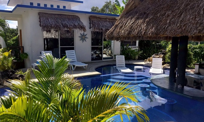 Lake Gardens House | GECKO "POOL SIDE" BUNGALOW-Boutique Resort -Stunning Pool- Airport Shuttle!