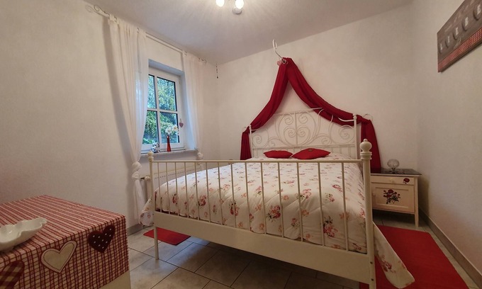 Schwanfeld Apartment | Gemütliche 60qm Ferienwohnung mit Terrasse, voll ausgestattete Küche