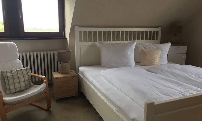 Mainberg Apartment | Gemütliche Ferienwohnung mit großem Garten und Bad im Retro-Look