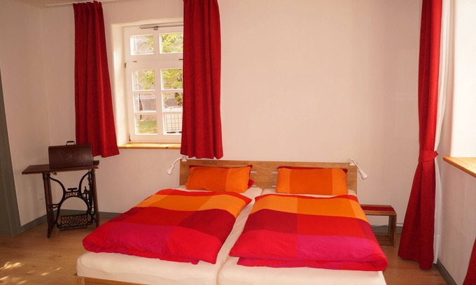 Harste Apartment | Gemütliche Ferienwohnung im Alten Pfarrhaus. Mit Gartenzugang und Sitzgruppe