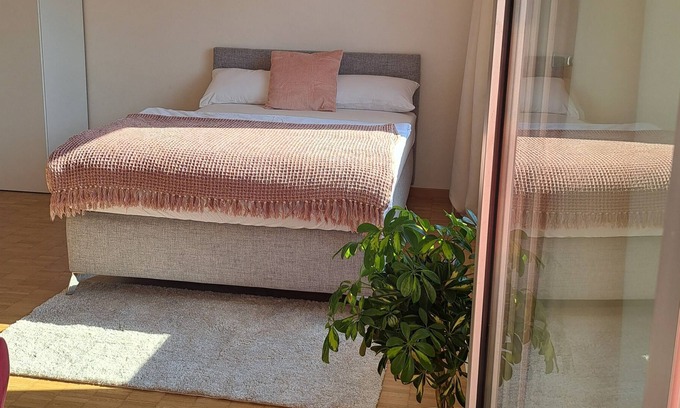 Kreuzlingen Apartment | Gemütliche Sonnige Ferienwohnung mit Ausblick, Nahe Bodensee