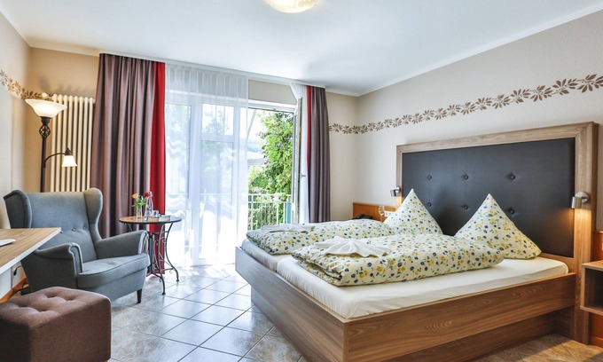 Wolfenweiler Apartment | Gemütliches Doppelzimmer mit modernem Bad, Flachbild-TV und WLAN