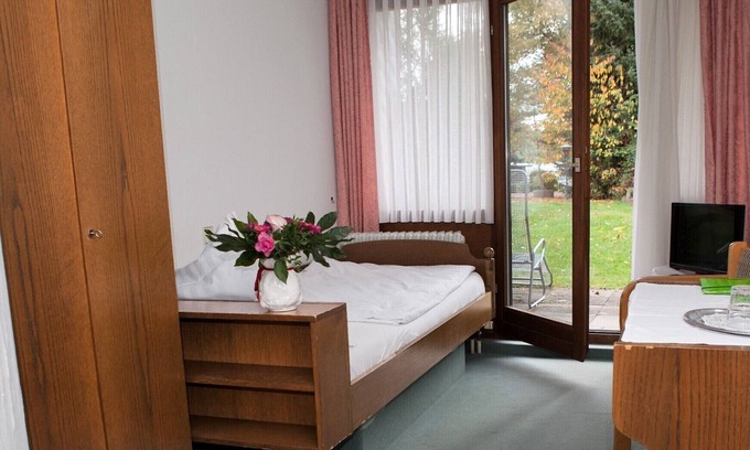 Langenbrand Apartment | Gemütliches Einzelzimmer mit Sat-TV, Dusche/WC und Balkon oder Terrasse