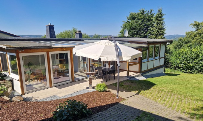 Meschede House | Gemütliches Ferienhaus am Hennesee mit Terrasse und Ausblick in die Natur