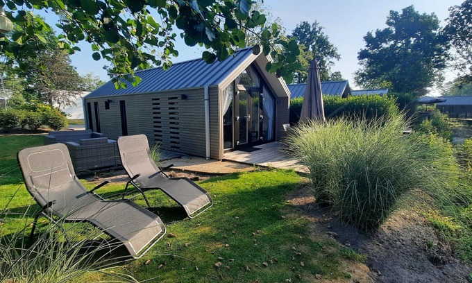 Municipality of Dronten Ski Chalet | Gemütliches Holland-beachhouse 40m² mit Garten, Blick Aufs Wasser im Ferienpark