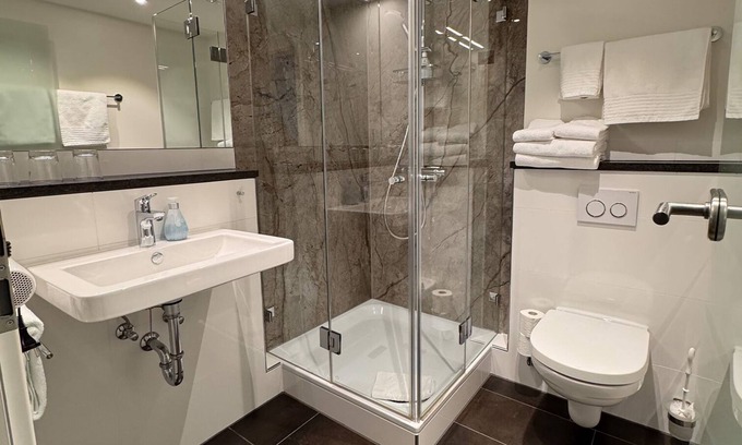 Busterbach Apartment | Gemütliches und modernes Doppelzimmer, mit Sitzecke, Sat-TV und Badezimmer