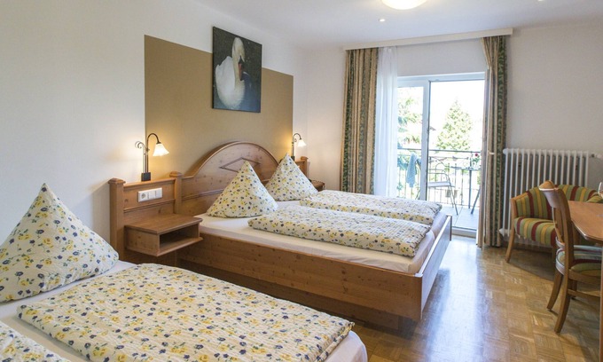 Wolfenweiler Apartment | Gemütliches Vierbettzimmer mit modernem Bad, Flachbild-TV und WLAN