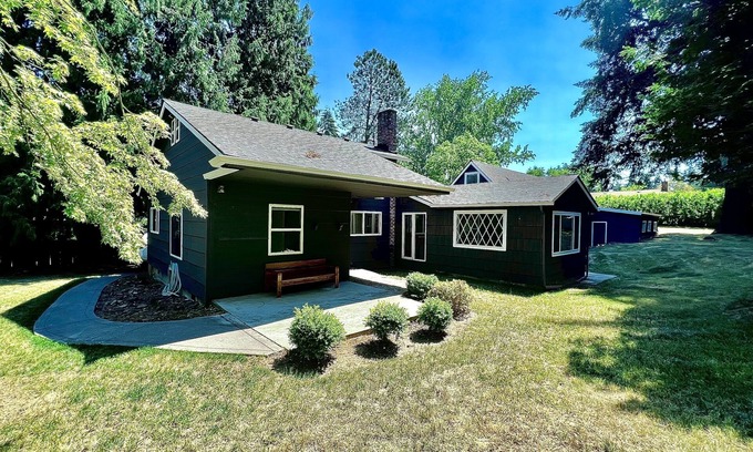 Milwaukie House | Gem in Milwaukie 2 bedroom - 2 Bathroom - Huge yard