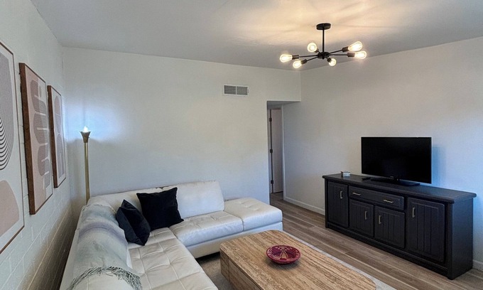 Menlo Park House | Gem Show, Biking Downtown, UofAn2-BR, 1 Bath house with AC, Fiber Optic Internet