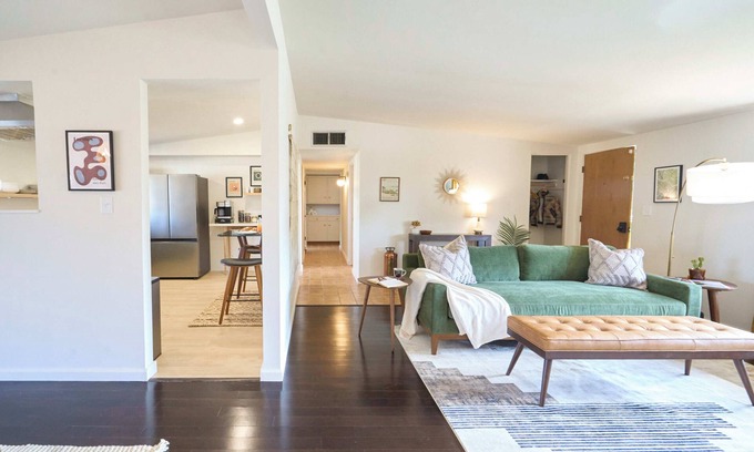 Colonia Del Valle House | Gem Show Ready, Central, Quiet, Updated Mid-Century, Pet-Friendly