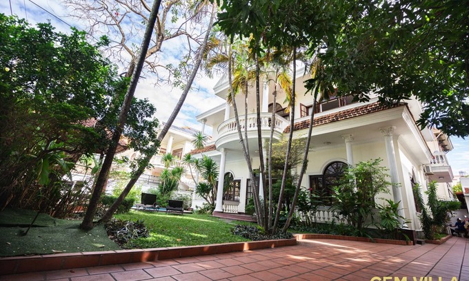 Thao Dien Villa | Gem Villa 10, Biệt thự phong cách cổ điển, sang trọng và ấm cúng có hồ bơi lớn.