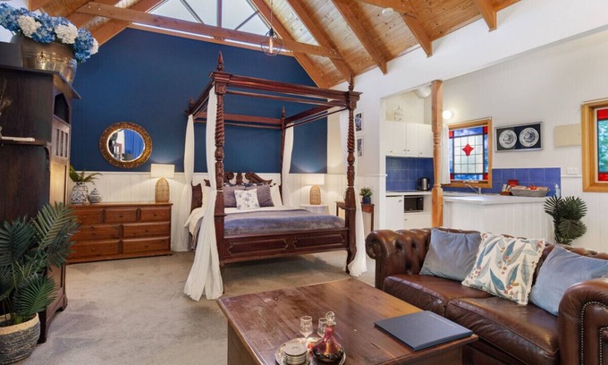 Gembrook Cottage | Gembrook Cottages - Bluebell Cottage with Outdoor Heated Spa and Wood Fire