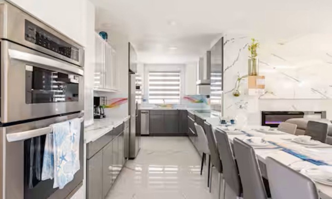 Oceanside House | GemCoastalHome,Grill,ModernAmenities,Fireplace,HotTub,EVChargerLegoland,Safari