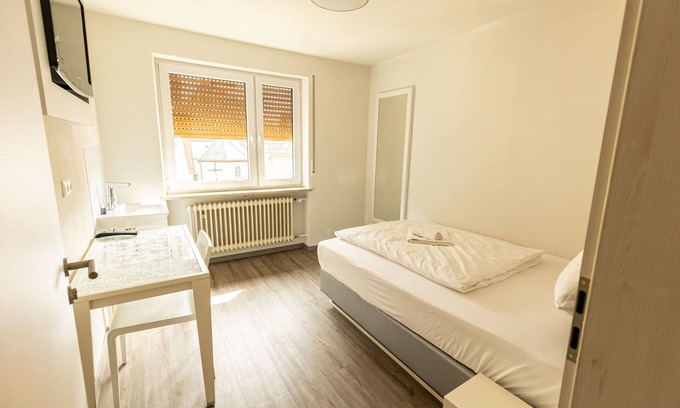 Hollfeld House | Gemeinschaftunterkunft 1 - Zi. 5 - EZ mit Großem Bett - Gasthof Schrenker