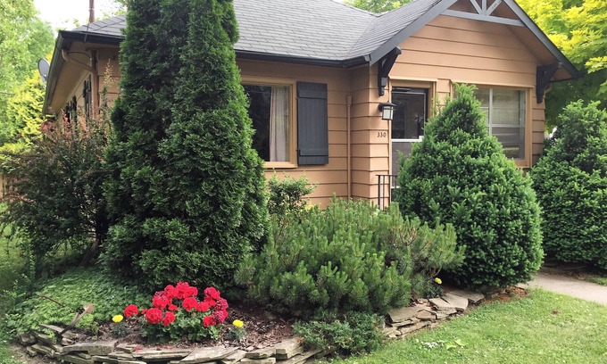 Historic Old Town House | General's Retreat Cozy Cottage