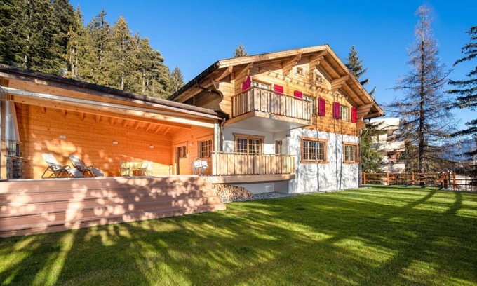 Noes Ski Chalet | Generous deluxe chalet walking distance to shops, restaurants & Cry D'Er lift.