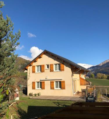 Saint-Jean-Saint-Nicolas Apartment | gentianes bleues