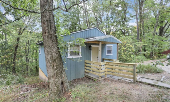 Lancaster Cabin | Gentle Breeze: The Evergreen: Romantic Secluded Getaway