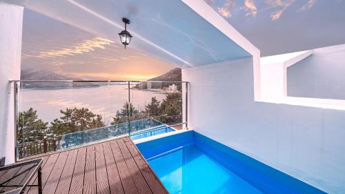 Kabae-ri Villa | Geojedo Glam Dog Pension Warm Water Pool Villa