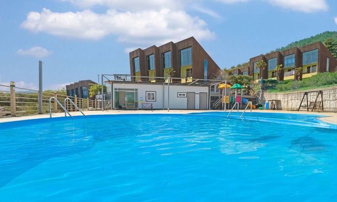 Kungnong House | Geojedo Pilos Ocean View Pension