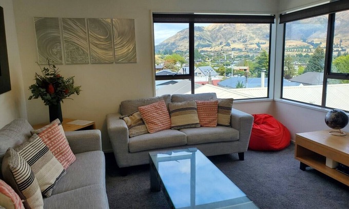 Wanaka House | George's House: Town Centre, amazing views, warm & pet friendly